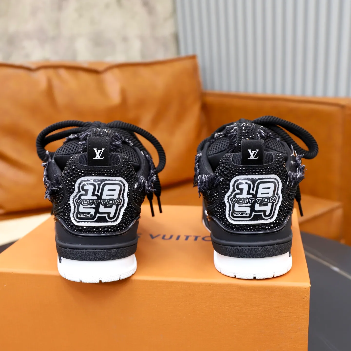 Ex-factory price: 860💰LV Couple👫Louis Vuitton TRAINER sneakers classic Louis Vuitton men's artistic director Virgil Abloh picked inspiration to create this LV Trainer sneaker. Yingze crystal inlays present a colorful effect. VS can be matched with two gorgeous effect colors. The LV letter logo badge on the tongue is gorgeous and noble. The LV letter is decorated on the side. The outsole is decorated with a Monogram flower pattern. It shows the trend of elegance and nobility! Men's and women's models: 35-46
